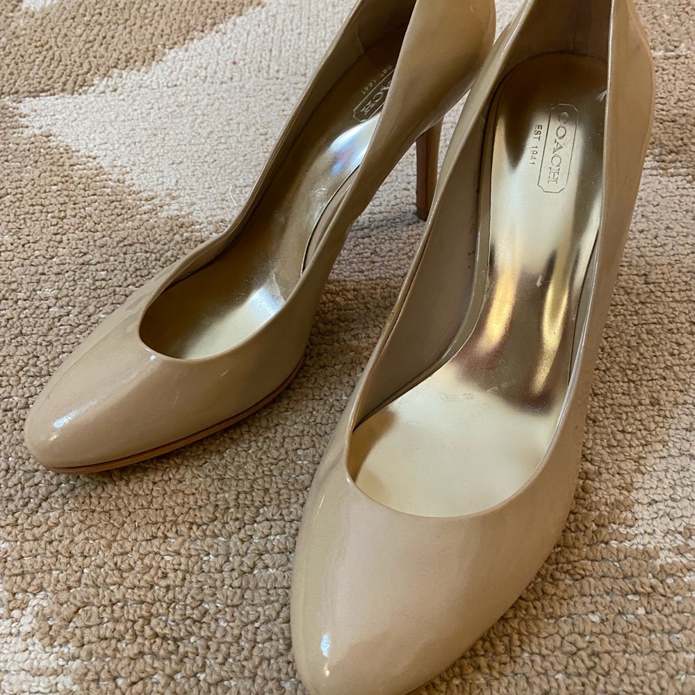Beautiful COACH patent tan heels sz 10 in excellent condition
